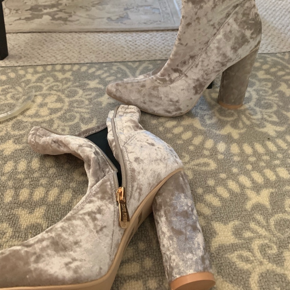 Kape Robbins/Crushed Velvet High heels.